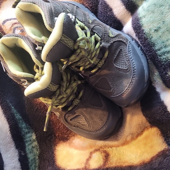 Shoes - Picture 2 of 4